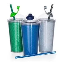 Copos personalizados para eventos, possui parede dupla com EVA colorido interno, tampa rosqueável e capacidade de 540 ml. Brinde colorido, com design moderno e ótimo acabamento. Ideal para presentear clientes e colaboradores