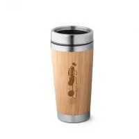 Copo de viagem em bambu e aço inox, com sistema de abertura deslizante e parede dupla de isolamento (térmico). Capacidade até 500 mL. Preserva as bebidas quentes por 2 horas e as bebidas frias por 4 horas. Certificação EU Food Grade. Fornecido em caixa presente de papel kraft. ø82 x 158 mm