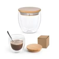 Copo em vidro isotérmico (borossilicato), térmico com parede dupla isolada a ar e tampa de bambu. Copo com capacidade até 250 mL, ideal para líquidos frios ou quentes, tendo uma tampa com isolante em silicone que facilita o transporte do copo evitando respingo. Apto para ir ao micro-ondas e à máquina de lavar, retirando a tampa. Fornecido em caixa presente de papel kraft. Certificação EU Food Grade. A cor e o resultado da impressão nos materiais naturais pode variar entre produtos. ø89 x 91 mm