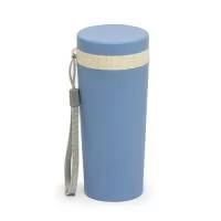 Copo com Fibra de Bambu 350ml – Sustentável, Prático e Estiloso  Copo ecológico com capacidade de 350ml, feito em polipropileno livre de BPA com adição de fibra de bambu, garantindo resistência e menor impacto ambiental. Possui parede dupla que ajuda a manter a temperatura interna entre 1 a 2 horas (sem isolamento térmico), tampa rosqueável de vedação e alça de nylon removível para transporte. Seguro para uso em lava-louças, geladeira e micro-ondas, é ideal para o dia a dia com praticidade e consciência ambiental.  Especificações:  Altura: 17 cm  Largura: 7,8 cm  Circunferência: 22,4 cm  Área para gravação: 13,5 cm x 5 cm  Tamanho do cordão: 11,2 cm  Peso aproximado: 107 g