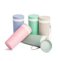 Copo fibra de bambu 350ml com parede dupla e alça. Copo produzido em Polipropileno livre de BPA, possui uma tampa de vedação rosqueável e alça de nylon (removível) para transporte. Conserva a temperatura interna durante um período de 1 à 2 horas, mas não dispõe de isolamento térmico. O copo pode ser levado a lava-louças, geladeira e micro-ondas.  Altura : 17 cm Largura : 7,8 cm Circunferência : 22,4 cm Tamanho total aproximado (CxL): Cordão 11,2 cm Peso aproximado (g): 107