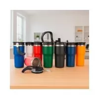 Copo térmico em inox com pintura eletrostática e capacidade máxima de 600ml. Conta com estrutura de parede dupla e vedação a vácuo que permite a conservação da temperatura de líquidos por mais tempo. Possui tampa plástica rosqueável com protetor para o bocal, bico flip, canudo interno removível e alça fixa para transporte.
