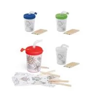 Copo para viagem para crianças em PP e PS com canudo flexível e capacidade até 200 mL. Corpo com 3 desenhos diferentes para colorir e 6 mini lápis em cor inclusos. Certificação EU Food Grade. ø72 x 98 mm