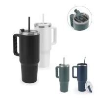 Copo de viagem de grande dimensão para se manter hidratado durante o dia sem a necessidade de recargas constantes. Composto em aço inox 91% reciclado, com parede dupla isolada a vácuo e acabamento em mate. Este copo pode ser utilizado de duas maneira