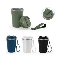 Copo de viagem em PP e aço inox 90% reciclado, com parede dupla e acabamento em mate. A tampa em PP é à prova vazamento e incorpora uma pega, em PU e PET, que facilita o seu transporte. Capacidade até 460 mL. Fornecido em caixa presente de papel kraf
