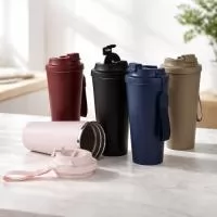 Copo em inox 304 com revestimento externo em polipropileno (PP) e capacidade para até 480ml. Apresenta tampa rosqueável em PP livre de BPA com protetor para o bocal. Acompanha alça em nylon com detalhe em couro sintético para transporte.