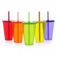 Copo plástico 550ml com tampa e canudo personalizado com gravação em silk.