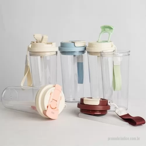 Copo Plástico personalizado - Copo para saborear as bebidas mais deliciosas e especiais! Resistente e versátil, ele possui capacidade para 600ml e uma tampa com duas opções de uso: bico flip com canudo interno e tampa protetora e outro com acesso diretamente ao bocal, com tampa de proteção. Produzido em policarbonato livre de BPA, ele oferece segurança na hora de consumir as bebidas. Além disso, a alça de nylon com detalhe em couro sintético adiciona um toque de elegância e torna o transporte mais confortável. Este copo é perfeito para tornar cada gole uma experiência ainda mais gostosa.