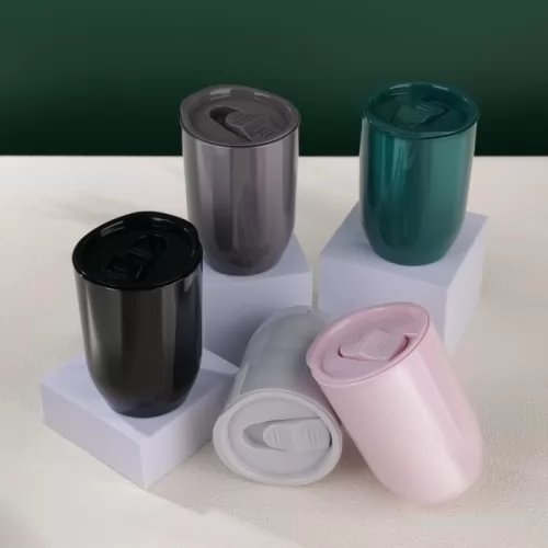 Copo Plástico personalizado - Copo Plástico 350ml  Descrição: Copo plástico 350ml com tampa de pressão. Tampa com acesso e trava de segurança para o bocal.  Altura :  11,7 cm  Largura :  8,3 cm  Circunferência :  25,5 cm  Medidas aproximadas para gravação (CxL):  6 cm x 8 cm  Peso aproximado (g):  146