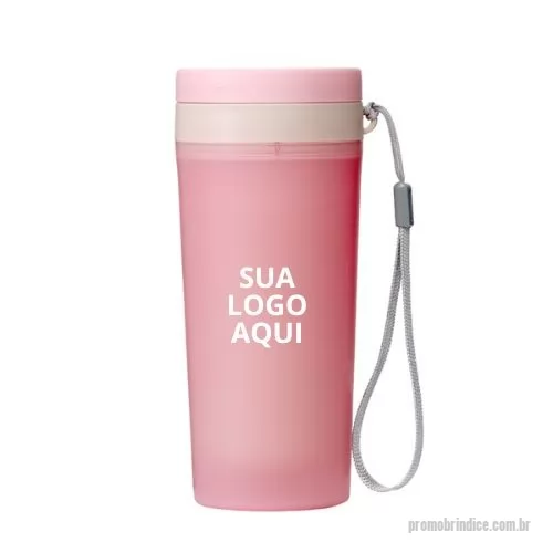 Copo Plástico personalizado - Apresentamos o Copo de Plástico Polipropileno Personalizado: a escolha ideal para brindes corporativos que combinam praticidade e segurança! Com capacidade de 350ml, este copo é livre de BPA e possui parede dupla, garantindo melhor isolamento térmico para suas bebidas. Acompanha tampa rosqueável e alça de nylon para transporte, oferecendo conveniência e funcionalidade no dia a dia. Personalize com o logotipo da sua empresa, mensagem ou design exclusivo, transformando-o em um brinde único e memorável. Ideal para eventos, reuniões e ações promocionais, surpreenda seus clientes e colaboradores com este copo exclusivo e funcional!