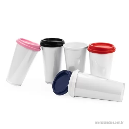 Copo Plástico personalizado - Descrição: Um copo em plástico de camada dupla que é uma opção versátil para as mais diversas situações. A construção resistente tanto do copo interno branco quanto do copo externo transparente ajudam em um manuseio seguro e livre do contato direto com o frio ou calor intenso do líquido. Além disso, conta com uma tampa rosqueável de bocal, o que o transforma em uma companhia para aquela dose de café no dia a dia.