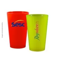 Capacidade para 320ml. Design moderno e acabamento impecável, o Copo Cancun é feito em plástico atóxico e altamente resistente. Pode ser levado ao microondas e máquina de lavar louça. 