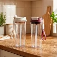 Copo em plástico livre de BPA com capacidade para até 600ml. Possui marcação de volume impressa e tampa rosqueável com trava de segurança para o bocal, além de bico flip com protetor próprio. Acompanha canudo para encaixe interno e alça de nylon com detalhe em couro sintético.  Altura :  19 cm  Largura :  9,1 cm  Circunferência :  26,2 cm  Medidas aproximadas para gravação (CxL):  12 cm x 6 cm  Peso aproximado (g):  170