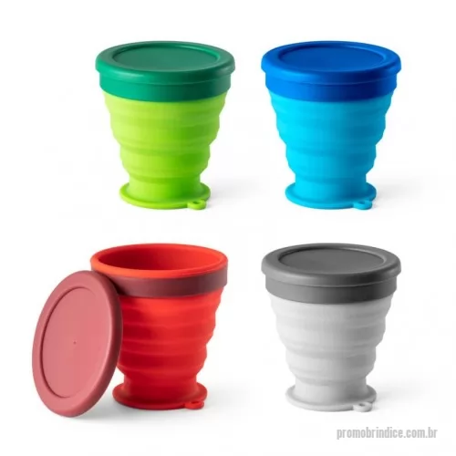 Copo Retrátil personalizado - copo de viagem dobrável em silicone com tampa em PP. Contém uma argola na base que serve como pega ou para pendurar. Copo com capacidade até 240 ml.