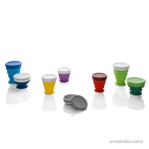 Copo Retrátil personalizado - Copo de viagem dobrável em silicone com tampa em PP. Contém uma argola na base que serve como pega ou para pendurar.