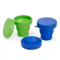 Copo Retrátil em Silicone 150ml  Descrição: Copo retrátil feito em silicone livre de BPA, com capacidade de até 150ml. Compacto e prático, é ideal para levar em bolsas, mochilas ou chaveiros. Possui tampa plástica de encaixe com acesso para chaveiro, garantindo praticidade no transporte e higiene no uso diário.  Altura: 7,1 cm Largura: 8,5 cm Circunferência: 24 cm Medidas aproximadas para gravação (CxL): 7 cm x 7 cm (tampa) Tamanho total aproximado (CxL): Altura fechado: 2 cm / Diâmetro do bocal: 6,5 cm Peso aproximado: 44 g