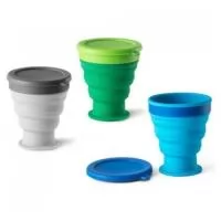 Copo de viagem dobrável em silicone com tampa em PP. Contém uma argola na tampa que serve como pega ou para pendurar. Capacidade até 400 mL. Certificação EU Food Grade. ø66 x 117 x 96 mm