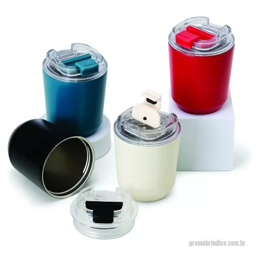 Copo térmico personalizado - Feito para manter as bebidas na temperatura ideal por horas, nosso copo térmico de 280ml é eficiente e funcional. Projetado com parede dupla de aço inoxidável, o copo possui uma tampa plástica com acesso ao bocal, além de uma tampa protetora para evitar derramamentos durante o transporte.  Altura :  11 cm  Largura :  8,5 cm