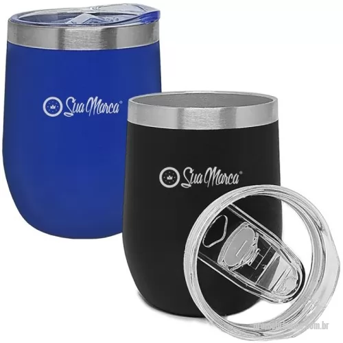Copo térmico personalizado - Mantenha suas bebidas quentes ou frias por mais tempo com o Copo Térmico Personalizado 320ml. Fabricado com parede dupla em aço inox, ele garante excelente isolamento térmico, proporcionando mais conforto ao consumir sua bebida favorita. A tampa com bocal prático e trava de segurança evita vazamentos, tornando-o ideal para o uso no escritório, viagens ou no dia a dia.