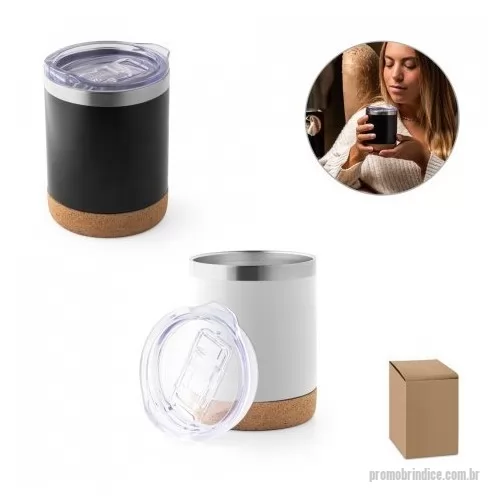 Copo térmico personalizado - Copo de viagem em aço inox térmico, com parede dupla isolada a vácuo. Capacidade até 400 mL. Parede com acabamento fosco e base em cortiça. Contém uma tampa transparente com fecho deslizante. Fornecido em caixa presente de papel kraft reciclado. Certificação EU Food Grade