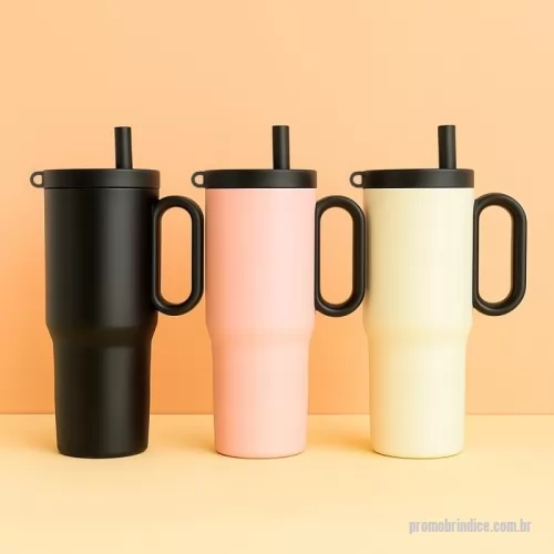 Copo térmico personalizado - Caneca térmica em inox 304 com pintura eletrostática, alça lateral em plástico e capacidade de até 750ml. Conta com estrutura de parede dupla e vedação a vácuo para manter a temperatura de líquidos por mais tempo. Possui tampa plástica rosqueável com acesso para canudo, infusor removível e alça para fixação de chaveiro ou gancho. Acompanha canudo plástico para encaixe.  Altura :  24,8 cm  Largura :  14,5 cm  Circunferência :  26,6 cm