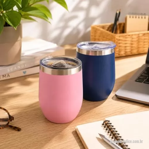 Copo térmico personalizado - Copo térmico de 320ml em inox, com parede dupla e composição livre de BPA, ideal para manter bebidas na temperatura por mais tempo com praticidade e estilo. Possui tampa transparente com bocal e trava de segurança, proporcionando mais conforto no con