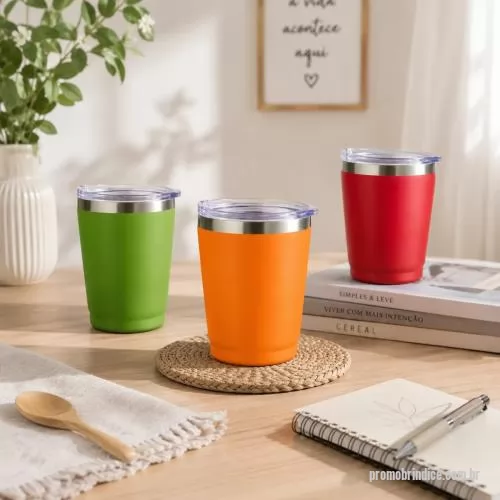 Copo térmico personalizado - Copo térmico em inox com capacidade de 200ml, acompanhado de tampa transparente com bocal, trava de segurança e vedação em silicone para ajudar a reduzir respingos durante o uso. Seu formato compacto é ideal para cafés, chás e bebidas rápidas no trab