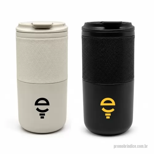 Copo térmico personalizado - O Copo Térmico Personalizado de 550 ml combina praticidade, resistência e design moderno. Confeccionado em aço inox 304 com acabamento fosco, possui tampa plástica, bocal para consumo direto e tampa protetora fixa, que permanece integrada ao conjunto durante a abertura.  O aço inox 304 é considerado uma das melhores opções de inox para produtos de uso diário, pois oferece alta durabilidade e excelente resistência à corrosão e à ferrugem. O detalhe em silicone texturizado proporciona um toque diferenciado e mais segurança durante o manuseio, tornando o copo uma ótima opção para eventos, ações promocionais, kits corporativos e presentes personalizados.  Características: Material: aço inox 304; Capacidade: aproximadamente 550 ml; Tampa plástica com bocal para consumo direto e proteção fixa; Acabamento fosco com detalhe em silicone texturizado; Dimensões: 170 mm de altura, bocal de Ø80 mm e base de Ø70 mm.  Importante: As imagens apresentadas no site são meramente ilustrativas e podem apre