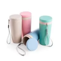 Com design moderno, super útil o copo térmico de fibra de bambu personalizado possui ótimo acabamento, colorido, capacidade de 350 ml, alça de mão e tampa rosqueável. Brinde ideal para promover e divulgar sua marca em feiras e eventos