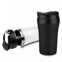 Copo térmico com parede dupla, saída de líquido tanto por sucção (canudo) como por bico, com base revestida de borracha antiderrapante