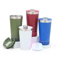  Copo térmico de inox com caixa de som e capacidade 400ml. Contém tampa com abridor. Caixa de som possui botão para ligar/desligar, botões para aumentar diminuir volume/ avançar e retroceder faixas. Operante no modo bluetooth e entrada TF (cartão MicroSD). Acompanha cabo USB Tipo-C. Obs.: A caixa de som não é a prova dágua, para a higienização do copo é necessário desrosquear a caixa de som para remove-la.