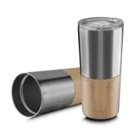 Copo parede dupla em aço inox, detalhe em bambu na parte inferior, tampa plástica com anel de silicone para evitar vazamento, com capacidade de 550ml.
