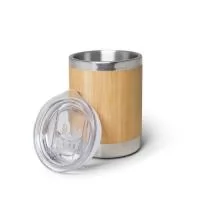 Copo de viagem em aço inox e bambu, térmico com parede dupla isolada a ar e tampa AS com fecho deslizante. Capacidade até 350 mL. Preserva as bebidas quentes por 2 horas e as bebidas frias por 4 horas. Fornecido em caixa presente de papel kraft. Certificação EU Food Grade. A cor e o resultado da impressão nos materiais naturais pode variar entre produtos. ø80 x 108 mm