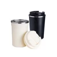 Copo Térmico Inox 350ml com Tampa Rosqueável e Base Antiderrapante Compacto, funcional e com design moderno, este copo térmico de 350ml em inox com parede dupla é ideal para manter suas bebidas na temperatura certa por mais tempo. Conta com tampa rosqueável com abertura de bocal, facilitando o consumo em movimento, além de uma base com borracha antiderrapante, que garante mais estabilidade durante o uso.  Perfeito para uso no escritório, em viagens ou no dia a dia, unindo praticidade e durabilidade com um ótimo acabamento.  ???? Especificações Técnicas: Capacidade: 350 ml  Altura: 14,8 cm  Largura: 8,8 cm  Circunferência: 28,1 cm  Peso aproximado: 251 g  Material: Aço inox com parede dupla  Tampa: Rosqueável com abertura de bocal  Base: Antiderrapante em borracha  Área para gravação (CxL): 10,5 cm x 4 cm