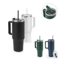 Copo de viagem de grande dimensão para se manter hidratado durante o dia sem a necessidade de recargas constantes. Composto em aço inox 91% reciclado, com parede dupla isolada a vácuo e acabamento em mate. Este copo pode ser utilizado de duas maneira