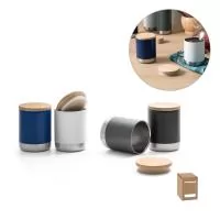 Copo de viagem em aço inox, térmico com parede dupla isolada a vácuo. Possui parede interna revestida de cobre e tampa em bambu com vedante de silicone para proteção extra. Capacidade até 370 mL. Preserva as bebidas quentes por 5 h e frias por 24 h. 