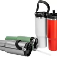 Copo térmico em inox com capacidade de até 1,25 litro. Possui estrutura de parede dupla e tampa plástica rosqueável com vedação a vácuo, o que permite conservar a temperatura de líquidos por mais tempo. Conta ainda com alça para transporte em inox com revestimento em plástico e canudo plástico removível. 