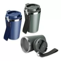 Copo de 350 ml com parede dupla, interior em inox 304 e exterior em plástico PP, tampa em plástico PP, alça de mão e acabamento com pintura fosca.