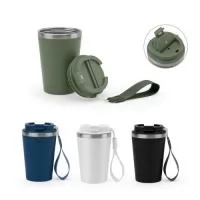 Copo de viagem em PP e aço inox 90% reciclado, com parede dupla e acabamento em mate. A tampa em PP é à prova de vazamento e incorpora uma pega, em PU e PET, que facilita o seu transporte. Capacidade até 460 mL. Fornecido em caixa presente de papel kraft reciclado. Certificação EU Food Grade.