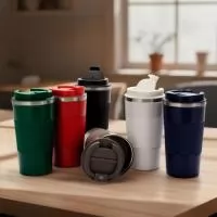 Copo Térmico Inox 500ml – Elegância, Resistência e Funcionalidade  Descrição: Copo térmico fabricado em inox 304 com pintura eletrostática, garantindo durabilidade e acabamento premium. Possui capacidade de até 500ml, parede dupla e vedação a vácuo para manter a temperatura das bebidas por mais tempo. Conta com base emborrachada antiderrapante, tampa rosqueável com trava no bocal e luva removível em silicone, proporcionando segurança e conforto no uso diário.  Especificações: Altura: 17,6 cm Largura: 8,9 cm Circunferência: 27 cm Área de gravação: 2,5 x 8 cm Peso: 270 g  Ideal para brindes personalizados sofisticados e práticos, perfeitos para uso no trabalho, em viagens ou no dia a dia.