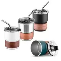 Copo Inox 250ml  Descrição: Copo em inox 304 de parede simples, com capacidade máxima de 250ml. Conta com tampa rosqueável em plástico com protetor para o bocal e acesso para canudo, ideal para uso diário. Possui luva em fibra de noz, que garante firmeza e conforto no manuseio, além de canudo curvado em inox, combinando elegância e sustentabilidade.  Altura: 9,4 cm Largura: 8,8 cm Circunferência: 22,9 cm Medidas aproximadas para gravação (CxL): 4 cm x 7 cm Peso aproximado: 96 g