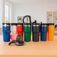 Copo térmico em inox com pintura eletrostática e capacidade máxima de 600ml. Conta com estrutura de parede dupla e vedação a vácuo que permite a conservação da temperatura de líquidos por mais tempo. Possui tampa plástica rosqueável com protetor para o bocal, bico flip, canudo interno removível e alça fixa para transporte.