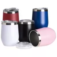 Copo térmico de capacidade de 320ml, feito em inox, com parede dupla e tampa plástica (livre de BPA) com bocal para um consumo mais rápido e prático.