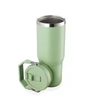 Copo térmico inox com a capacidade máxima de 800ml. Apresenta estrutura em parede dupla, tampa plástica rosqueável com vedação a vácuo com alça fixa em inox e uma camada em plástico, além de bico flexível. Acompanha canudo plástico para encaixe interno.