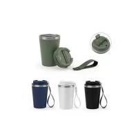 Copo de viagem em PP e aço inox 90% reciclado, com parede dupla e acabamento em mate. A tampa em PP é à prova vazamento e incorpora uma pega, em PU e PET, que facilita o seu transporte. Capacidade até 460 ml. Fornecido em caixa presente de papel kraf