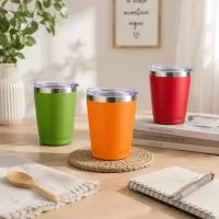 Copo térmico em inox com capacidade de 200ml, acompanhado de tampa transparente com bocal, trava de segurança e vedação em silicone para ajudar a reduzir respingos durante o uso. Seu formato compacto é ideal para cafés, chás e bebidas rápidas no trab