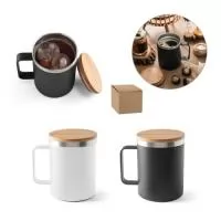 Copo de viagem térmico em aço inox 90% reciclado de parede dupla isolada a vácuo e tampa em bambu. Esta caneca tem um revestimento em pó que lhe confere mais durabilidade e resistência. Capacidade até 420 mL. Fornecido em caixa presente de papel kraft reciclado. Certificação EU Food Grade. A cor e o resultado da impressão nos materiais naturais pode variar entre produtos. ø88 x 112 mm