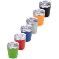 O Copo Térmico Personalizado 200ml em Inox é uma opção de brinde corporativo personalizado indicada para empresas, eventos, campanhas promocionais, feiras, kits de boas-vindas e ações de relacionamento com clientes e colaboradores.  Com capacidade de 200 ml, o copo possui estrutura em inox, tampa transparente com bocal, trava de segurança e vedação em silicone. Seu tamanho compacto facilita o uso no escritório, em reuniões, viagens e no dia a dia.  O copo térmico pode ser personalizado com o logotipo ou identidade visual da empresa, tornando-se um brinde útil e uma forma de manter a marca presente na rotina de clientes e funcionários. A área aproximada para gravação é de 4 x 8 cm.  Este modelo está disponível em diferentes cores e é uma boa escolha para quem procura copo térmico personalizado com logo, copo inox personalizado, copo personalizado para empresas ou brindes corporativos úteis e modernos.