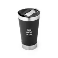 O Copo de Viagem Térmico em Aço Inox é ideal para manter suas bebidas quentes ou frias por muito mais tempo. Com parede dupla isolada a vácuo, oferece excelente desempenho térmico e praticidade no dia a dia. Possui capacidade de até 630 mL e tampa funcional que inclui um abridor de garrafas, tornando o produto ainda mais versátil. Fornecido em caixa presente de papel kraft reciclado, é uma opção sustentável e elegante para brindes corporativos, ações promocionais ou uso pessoal. Certificação EU Food Grade, garantindo segurança e qualidade alimentar.