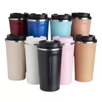 Copo térmico de inox 500ml com parede dupla, parte inferior com borracha antideslizante e tampa rosqueável com abertura de bocal. *Diversas cores.